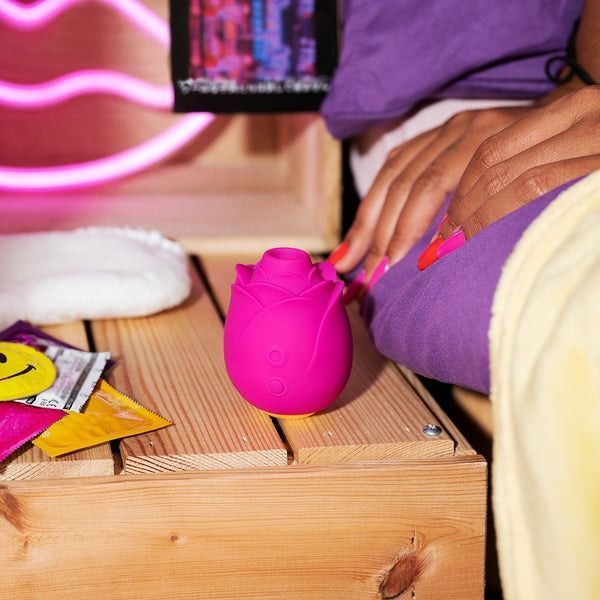 Вакуумний кліторальний стимулятор Romp Rose, що перезаряджається, у вигляді бутона троянди, рожевий W44102 фото