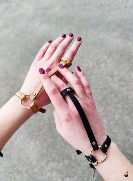 MAZE Bijoux Indiscrets чорні, браслет на зап'ястя та палець, OS В0240 фото