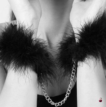 Наручники з пір'ям Bijoux Indiscrets, чорні, OS В0030 фото